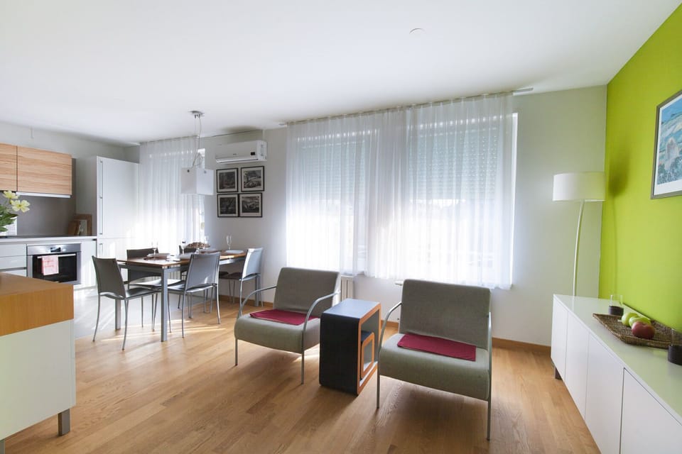Living room / sitting area