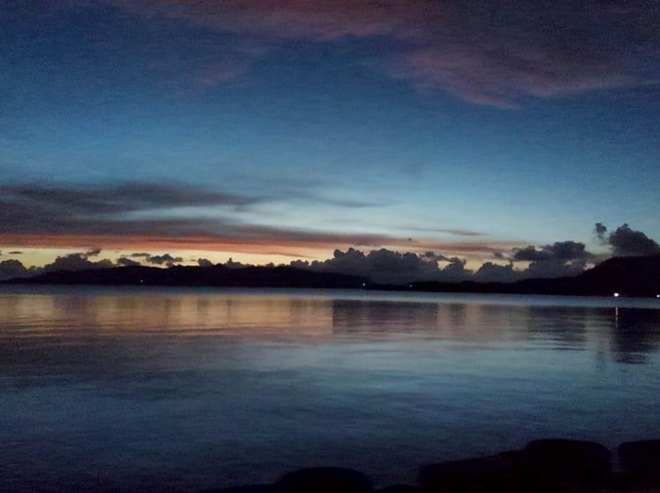 ・ Forget the busy days and enjoy the changing colors of the sky.