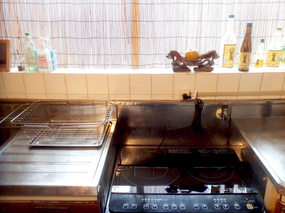 ・ The kitchen is equipped with an IH stove, refrigerator, and cooking utensils.