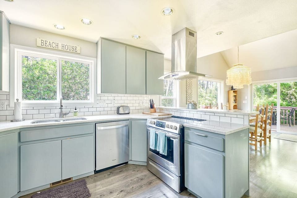 Wonderful stainless steel appliances thoughout the kitchen