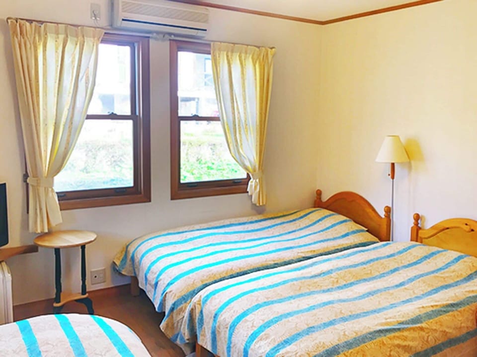 ・Western-style room: Enjoy a relaxing sleep in a twin bed. Enjoy a pleasant morning with the sunlight streaming in through the window.