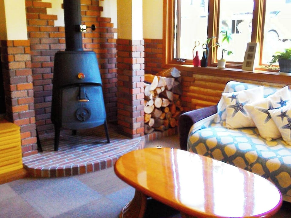 ・[Lobby] There is also a fireplace in the lobby. You can relax in a space that exudes the warmth of wood.