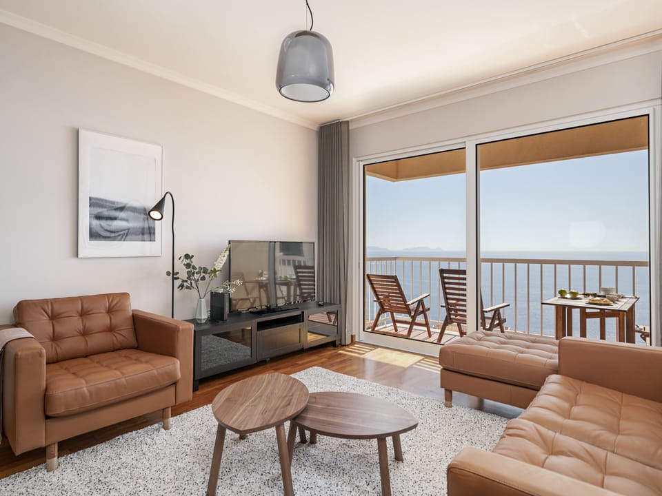 Livingroom with a balcony.