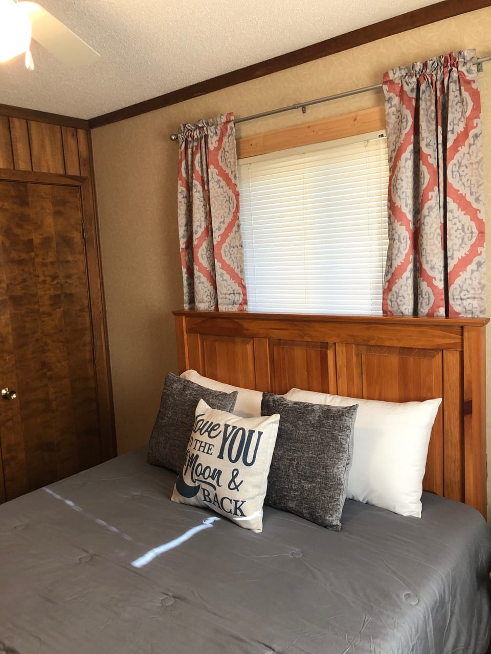 Queen sized bed in bedroom