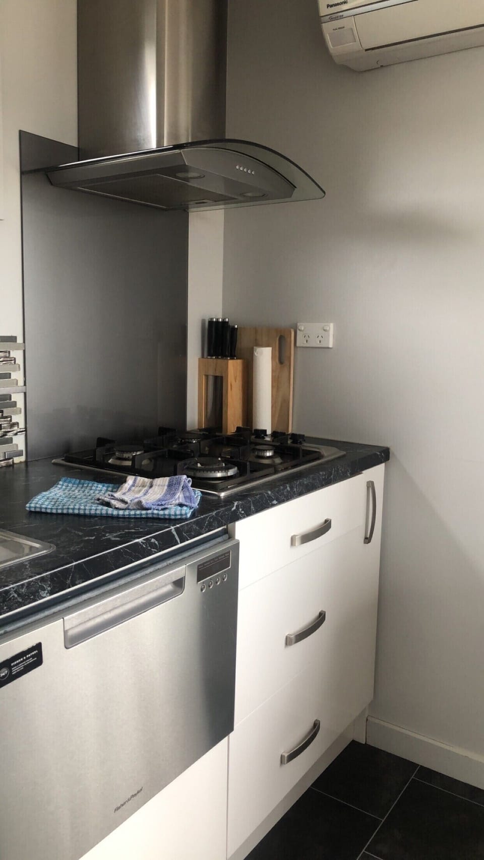 Gas Hob cooking and dishwasher 