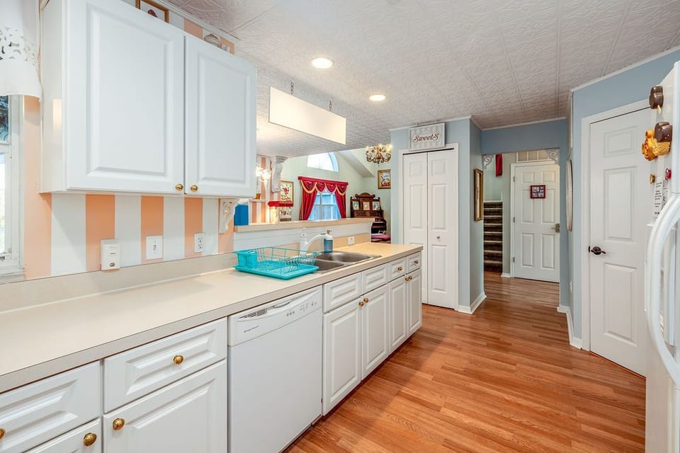 Well equipped kitchen with pantry