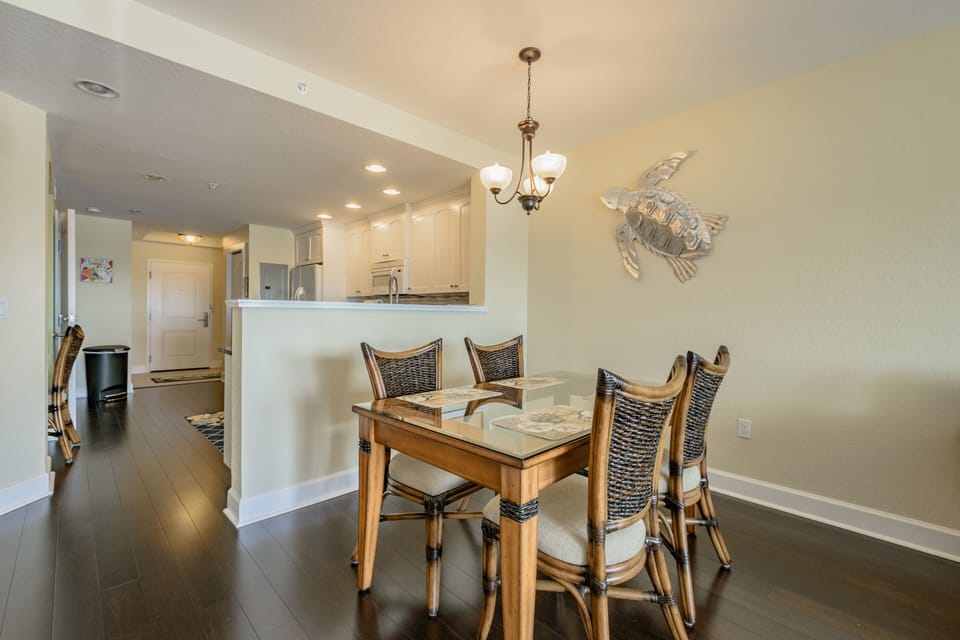 The dining area seats 4