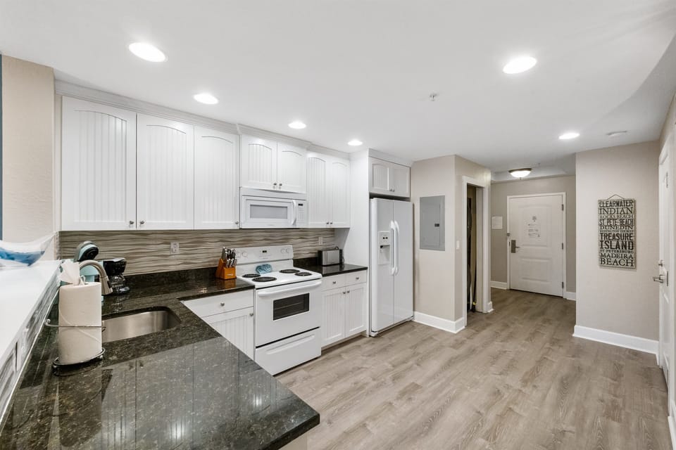 Kitchen, Fully stocked with cooking/eating utensils!