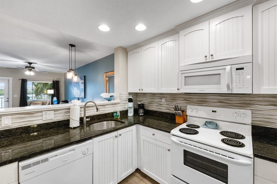 Kitchen, Fully stocked with cooking/eating utensils!