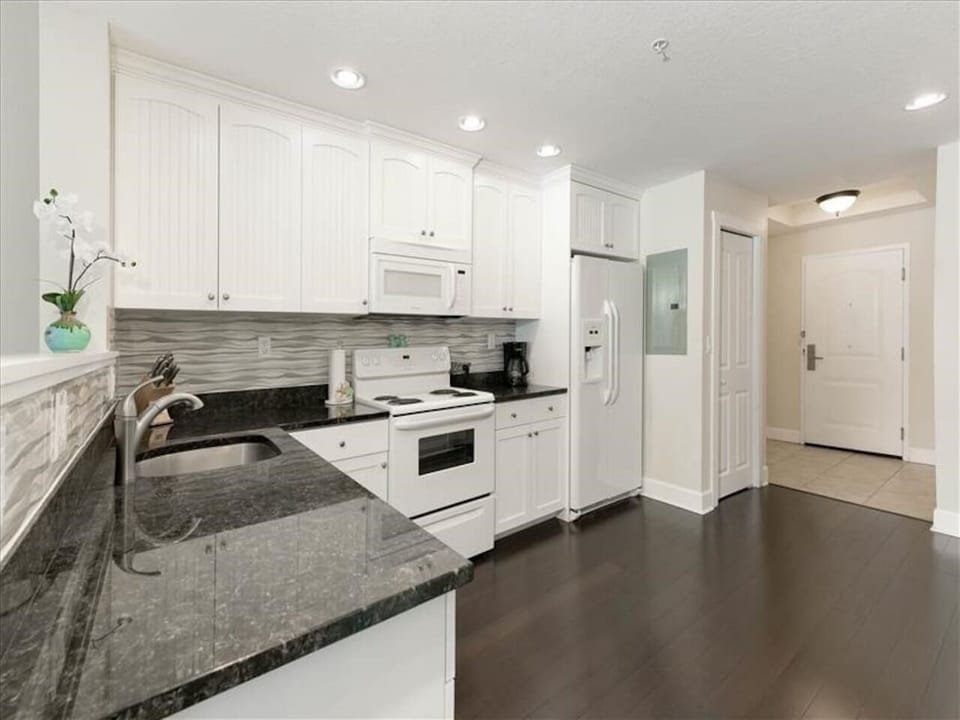 Full kitchen