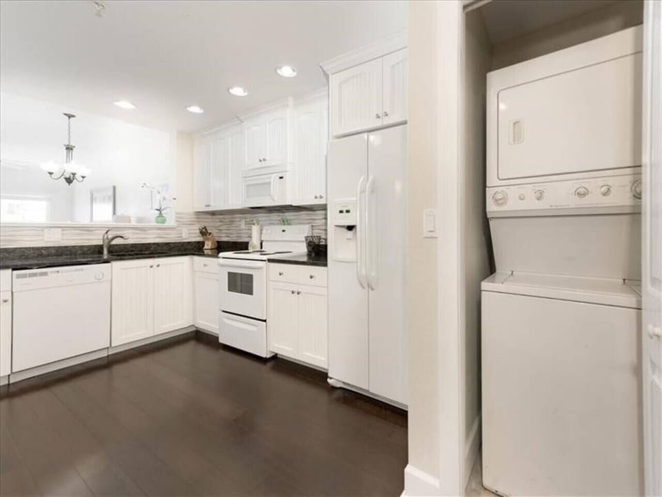 Kitchen/Stackable washer/dryer