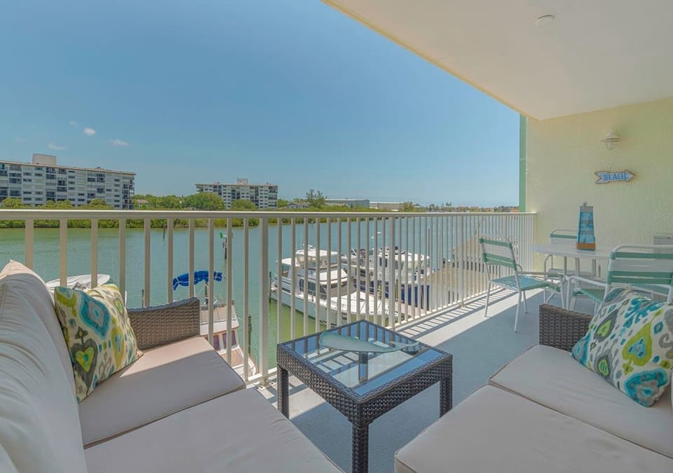Come relax and enjoy the amazing views of the Intracoastal from the unit's private balcony. 