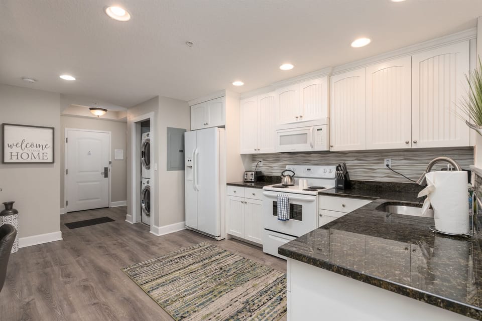 Full kitchen, full-sized washer/dryer closet