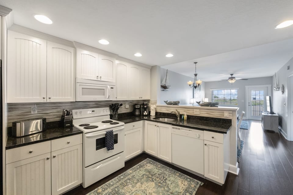 Kitchen, Fully stocked with cooking/eating utensils
