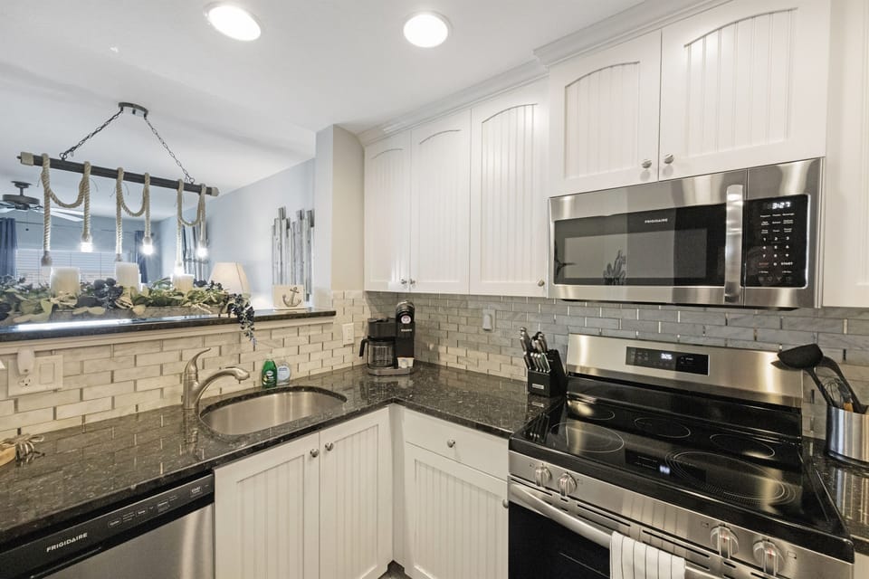 Kitchen, Fully stocked with cooking/eating/drinking utensils