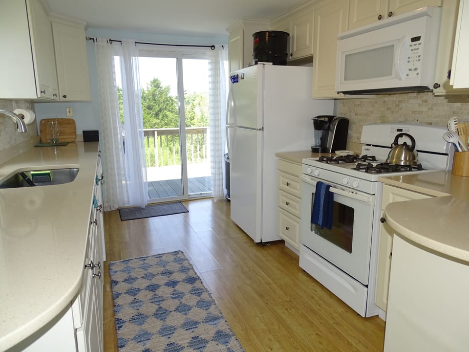 Fully equipped kitchen - slider to deck with gas grill for outdoor dining