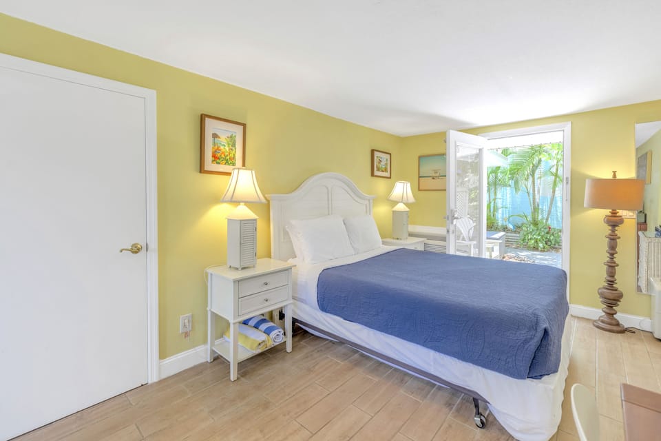 All-inclusive queen room with kitchenette and dining area, Siesta Key Village 4BR