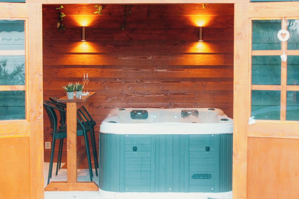 Indoor spa tub