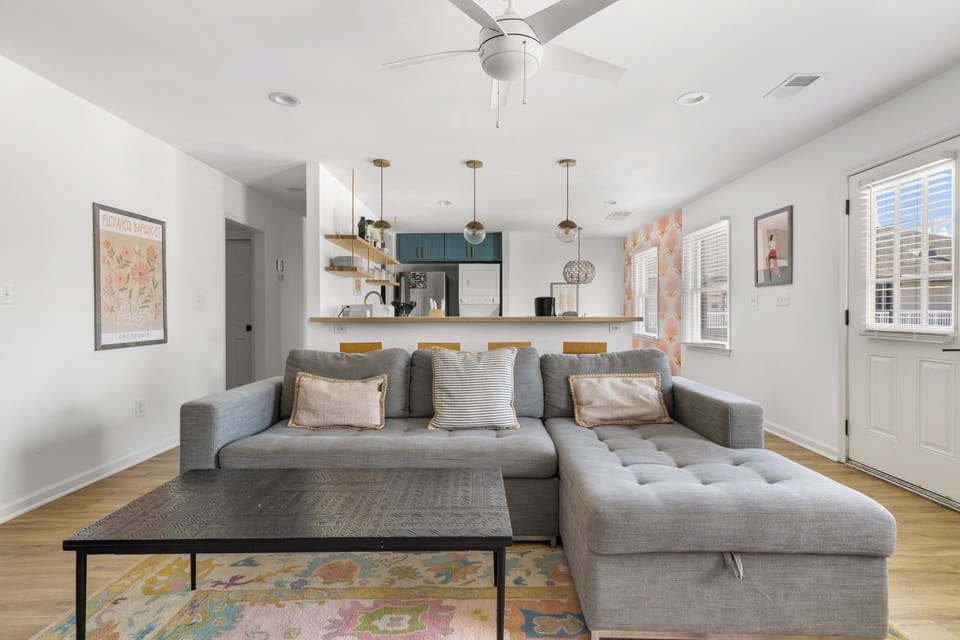 Only 5 blocks to King! | Rose and Petunia Suites