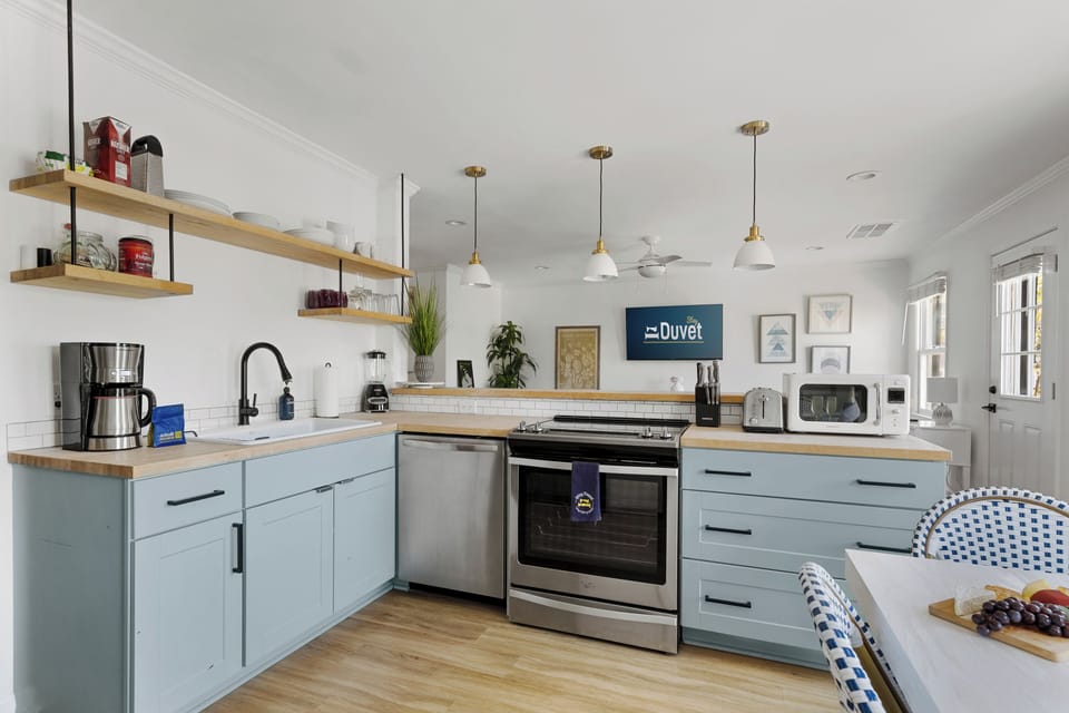 Only 5 blocks to King! | Rose and Petunia Suites
