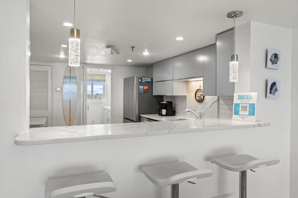 Kitchen Bar - Additional seating at the kitchen bar. It's ideal for a quick snack or beverage.