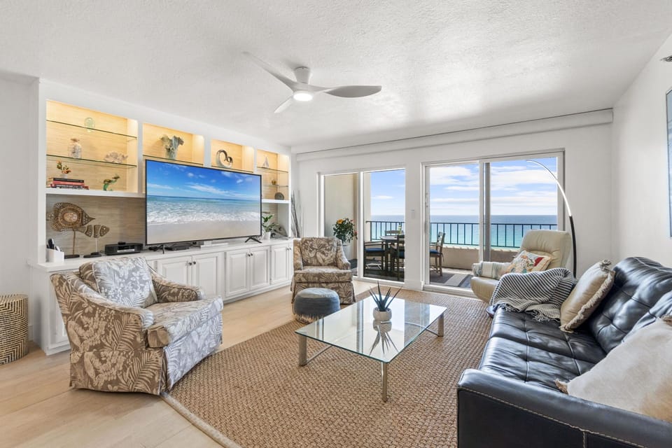 Living Room - Fantastic living area with comfy furniture!