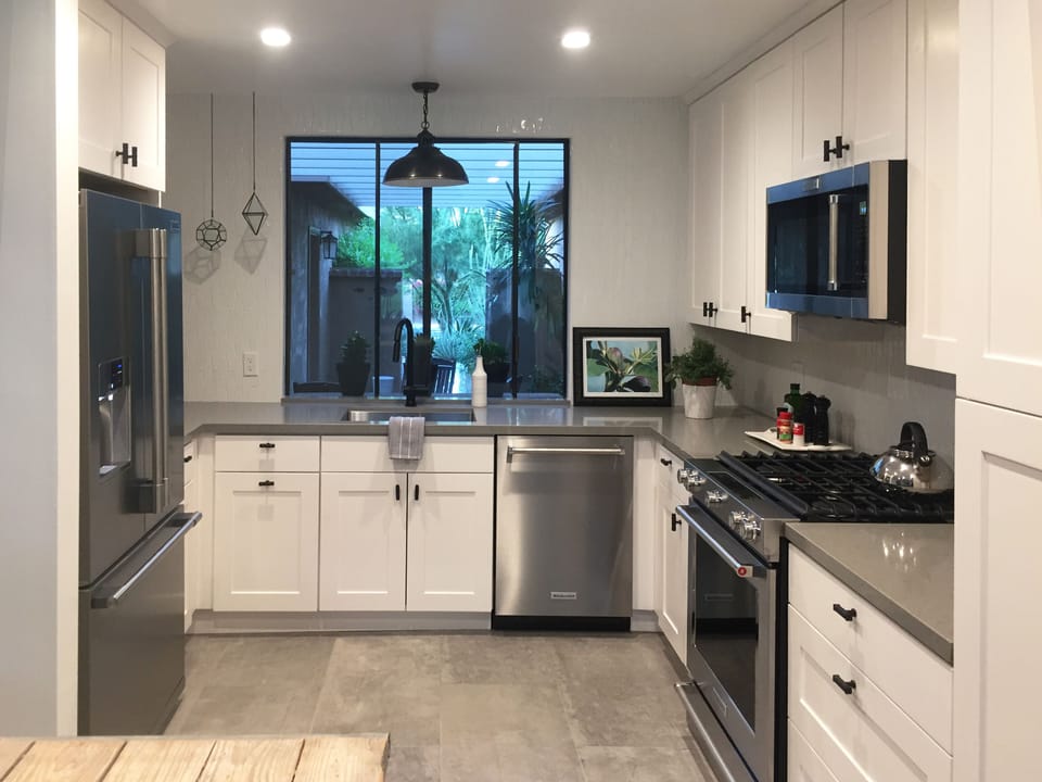 Kitchen, gas stove/oven, microwave, dishwasher, works in the door refrigerator