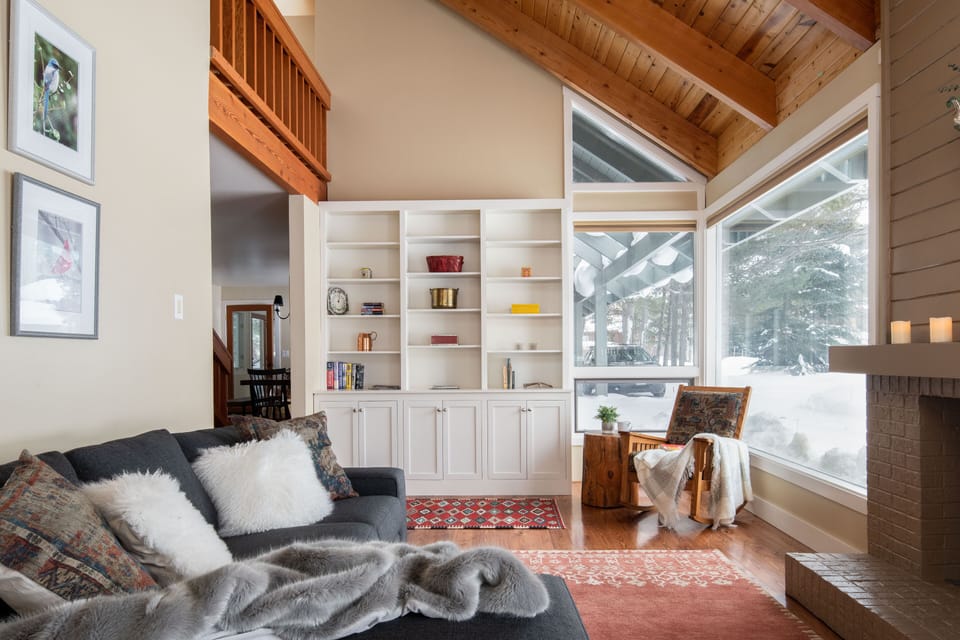 Living room - The living room fireplace is currently inoperable.