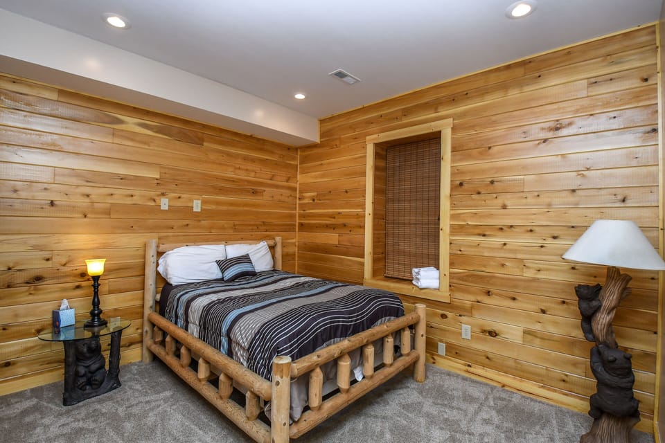 Lower Level Bedroom - Queen Size Bed