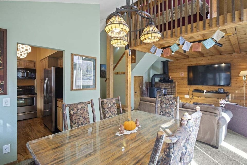 Dining room seats 6 people