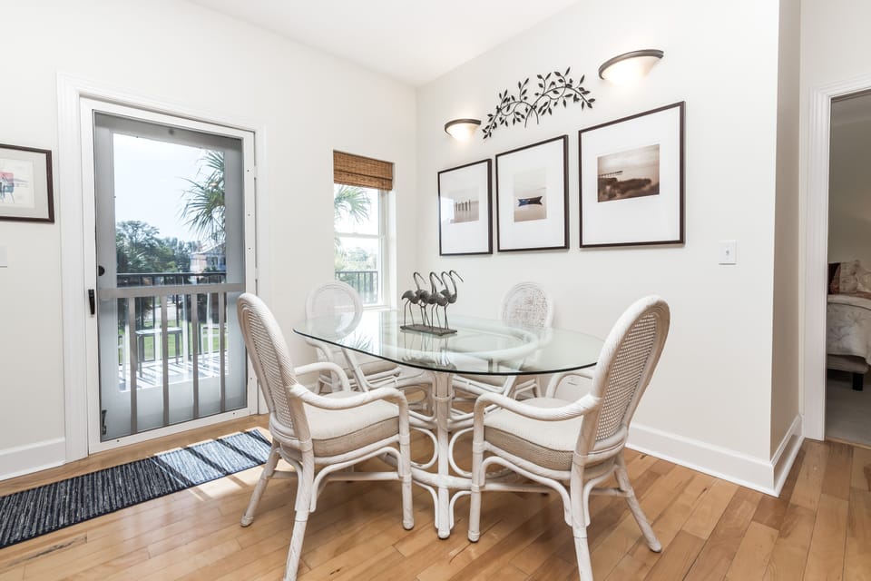 Dining area with seating for 6