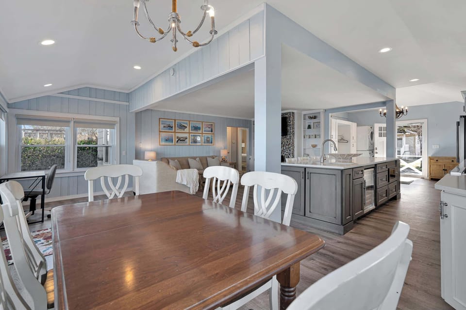 Open plan dining area with view to kitchen