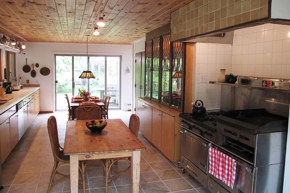Large kitchen featuring a 6 burner Garland stove