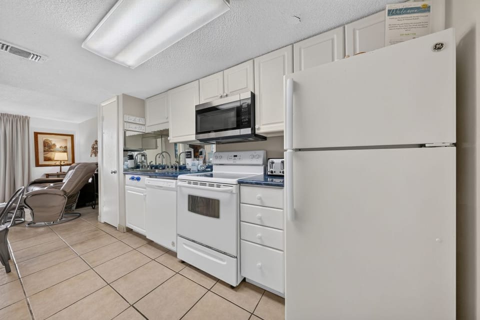 Gulf Shores Surf & Racquet 304C Fully Equipped Kitchen