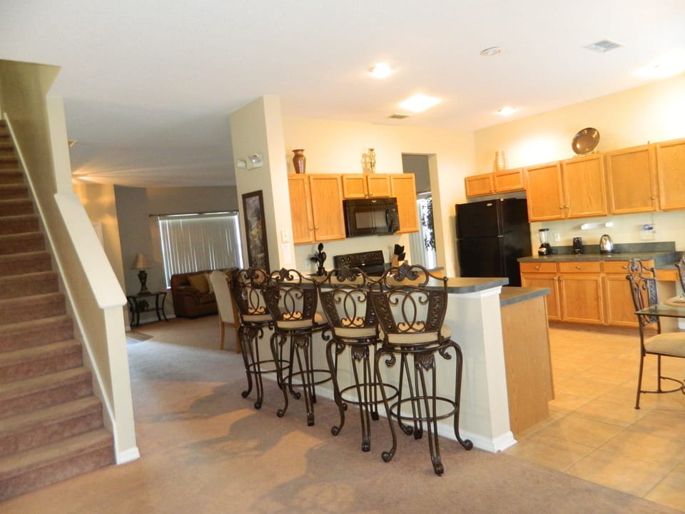 Four Stool Breakfast Bar.
Large Open Social Space