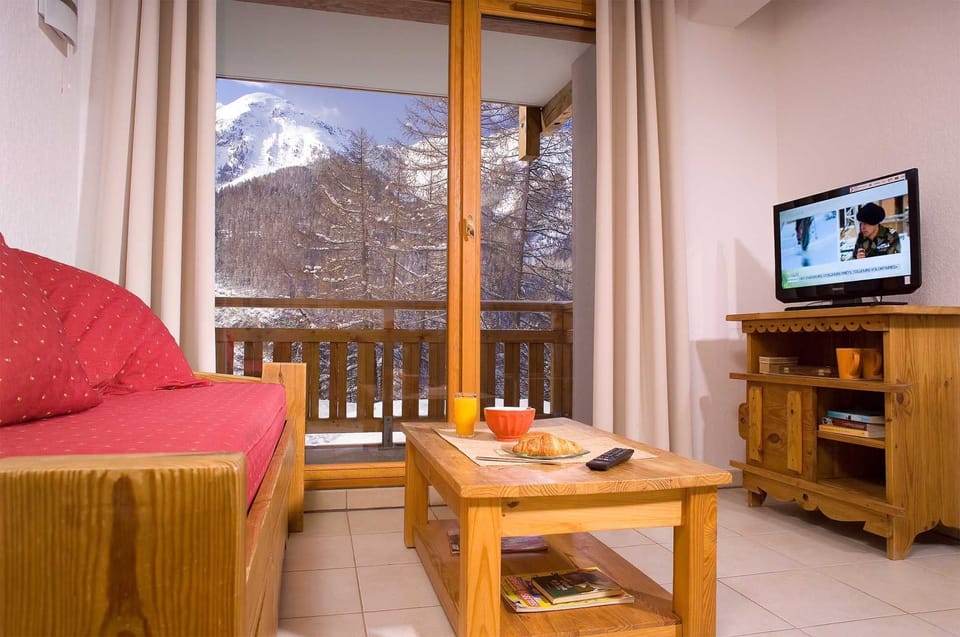 Find peace and relaxation with your close friends and family in this stunning living room featuring natural decor.