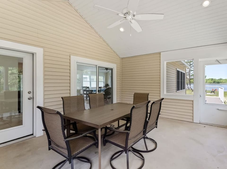 Hawk's Haven screened porch with 7-piece dining set, ceiling fan & recessed lighting