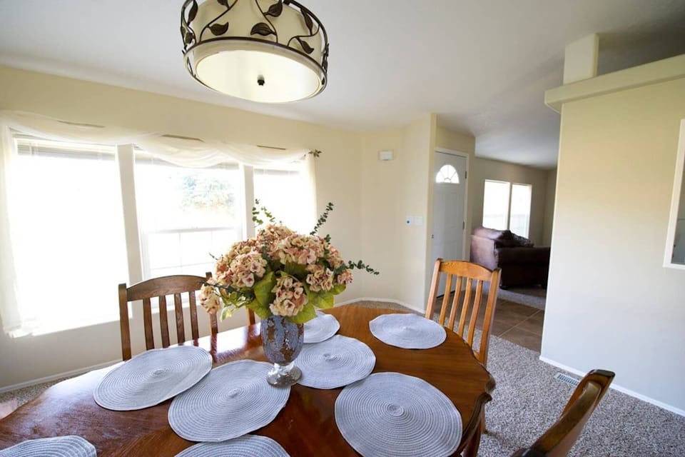 Grateroom with dining table