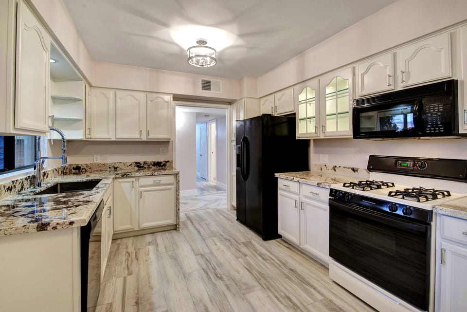 Lovely well stocked kitchen with all the amenities and kitchenette dining.