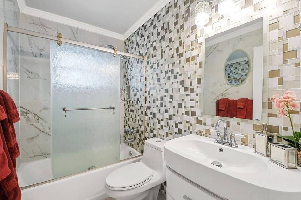 Main bath with tub