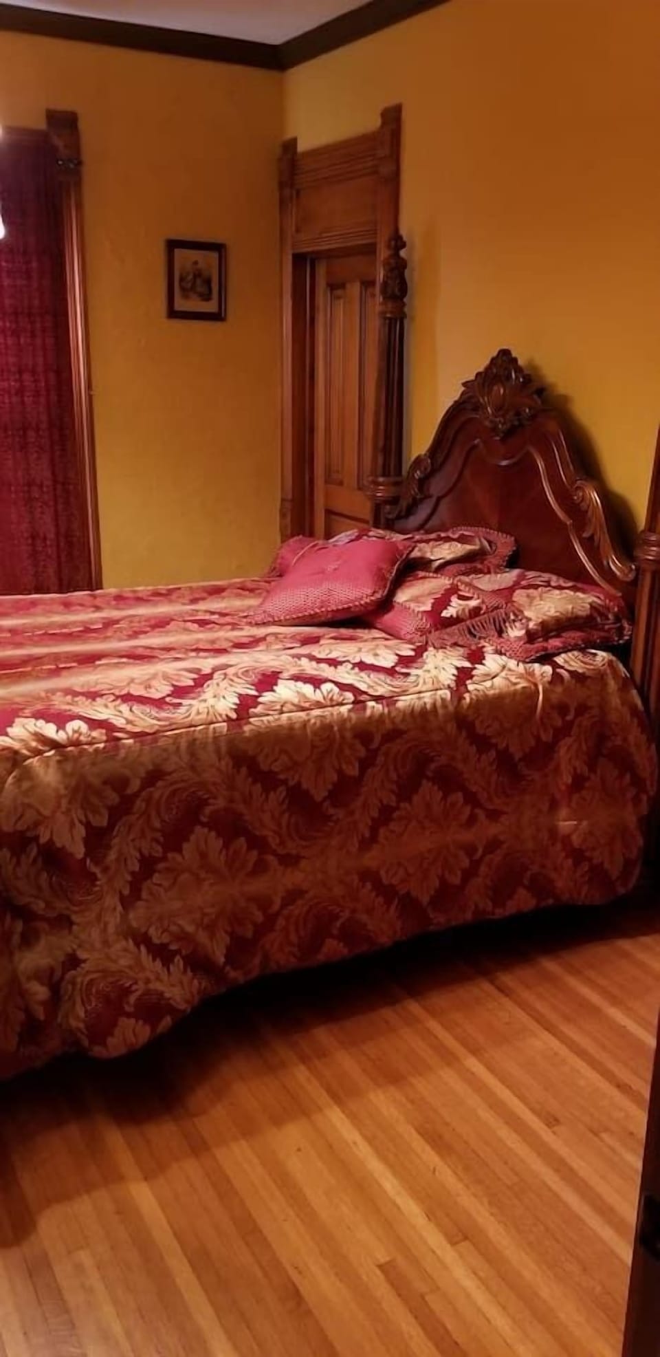 Gold Suite - Four Post Bed