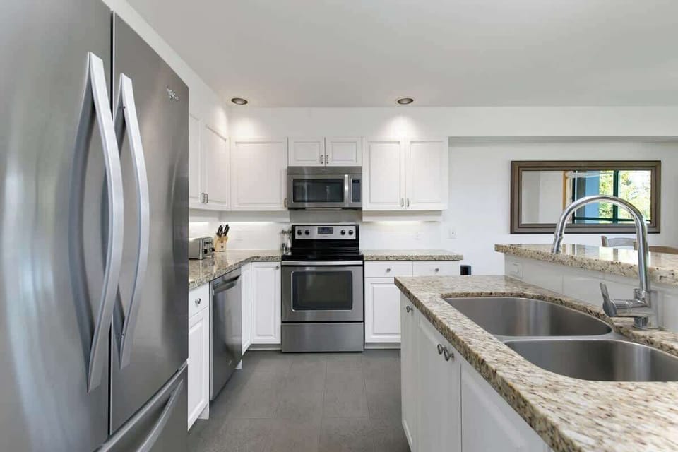 - Fully equipped kitchen with stainless steel appliances and granite countertops  
- Open layout perfect for cooking and entertaining with ease  
- Modern mountain kitchen ready for family meals or après-ski feasts  