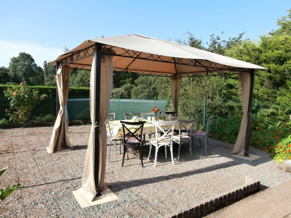 patio with outdoor dining