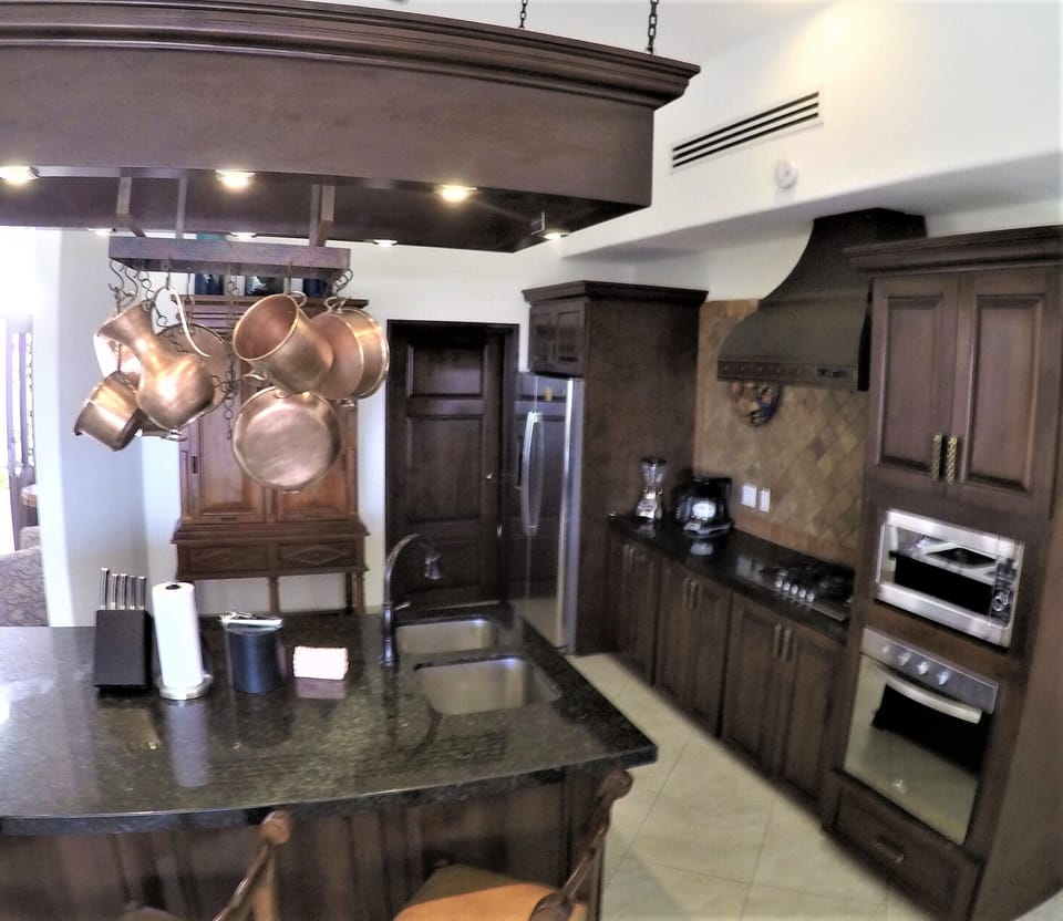 Fully equipped gourmet kitchen