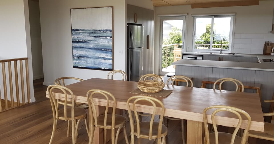 Dining area to kitchen
