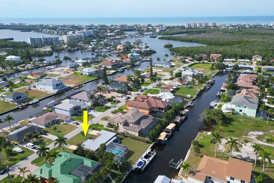 Minutes from our gorgeous Gulf and beachfront, located in a quiet neighborhood with a Gulf access canal, rest and relaxation is calling!