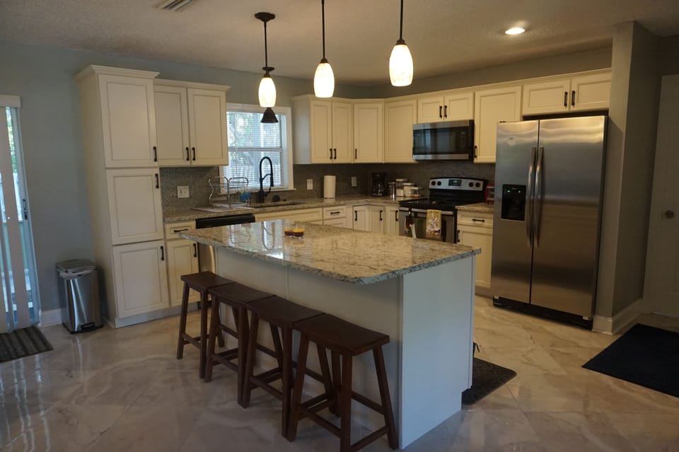 Lovely remodeled kitchen, fully stocked 