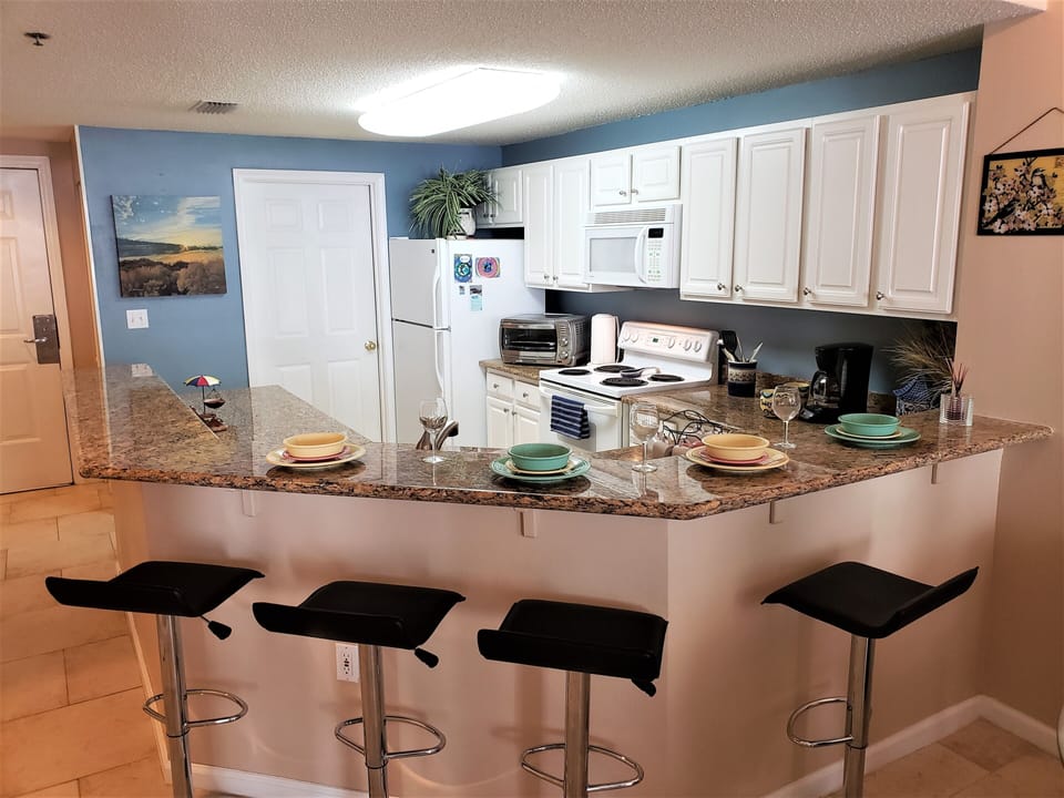 kitchen view - kitchen view with granite bar area