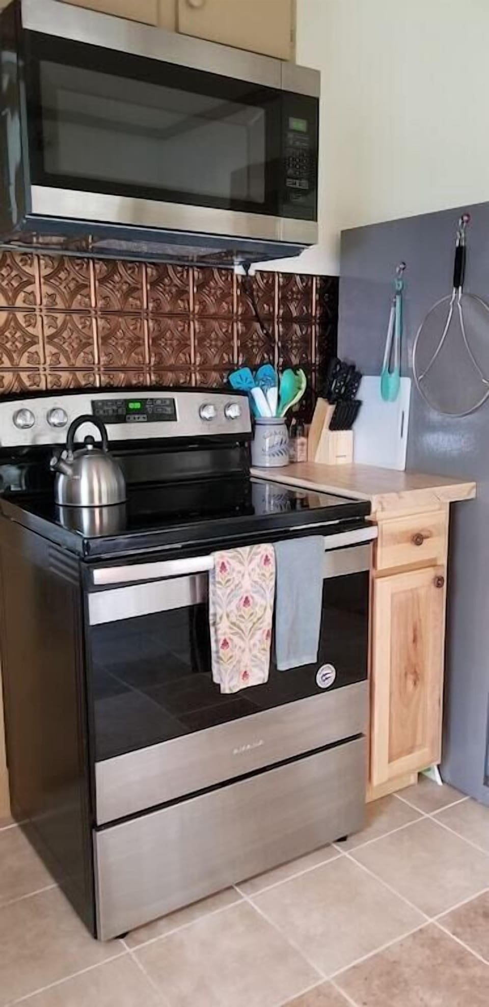 Ceramic cooktop and full sized oven and microwave. Stainless pots and pans