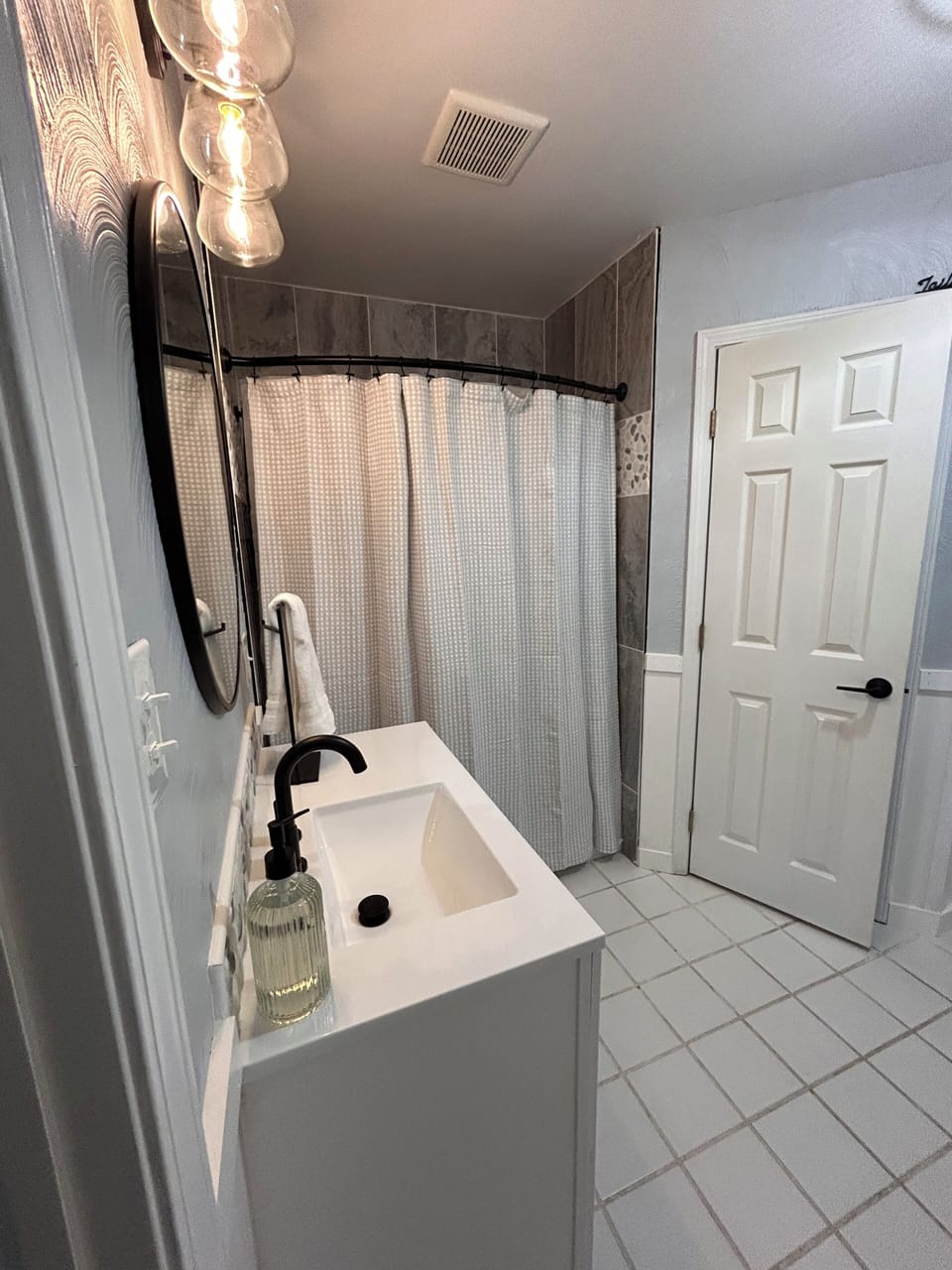 Newly renovated full bath off from the living room
